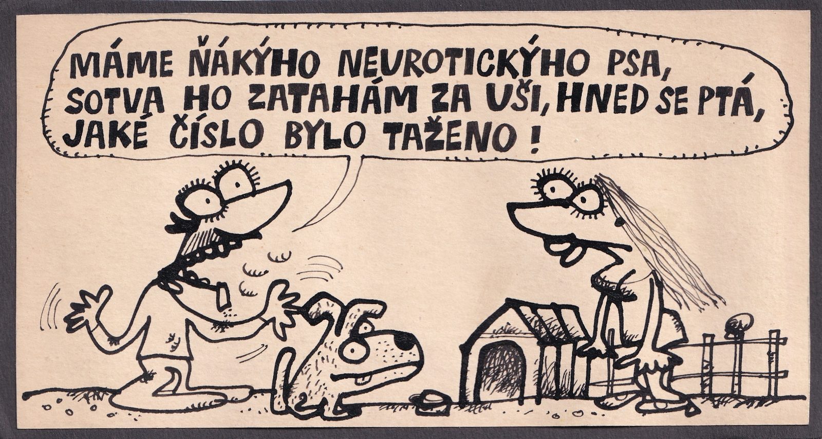 Muž rozpřahuje ruce a vysvětluje ženě něco o psovi, který leží mezi nimi u boudy.