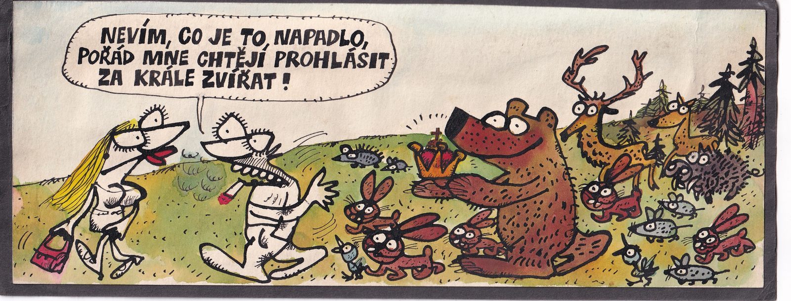Medvěd s korunou u tlapy sedí na palouku obklopený jeleny, zajíci, ježky a myšmi; kolem prochází dvojice trampů.